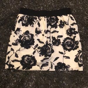 LOFT off-white skirt with black roses and POCKETS!